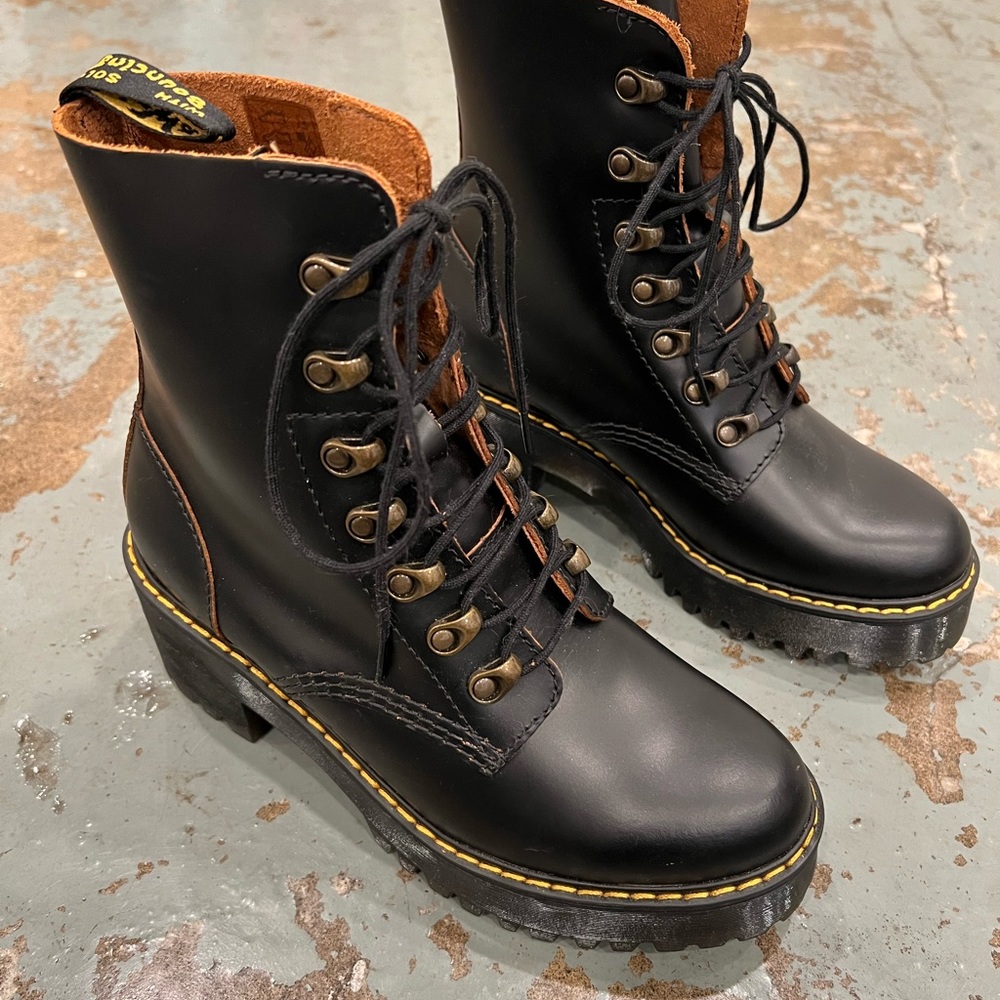 NWOT- Dr. Martens LEONA WOMEN'S VINTAGE SMOOTH LEATHER HEELED BOOTS size 7 US.